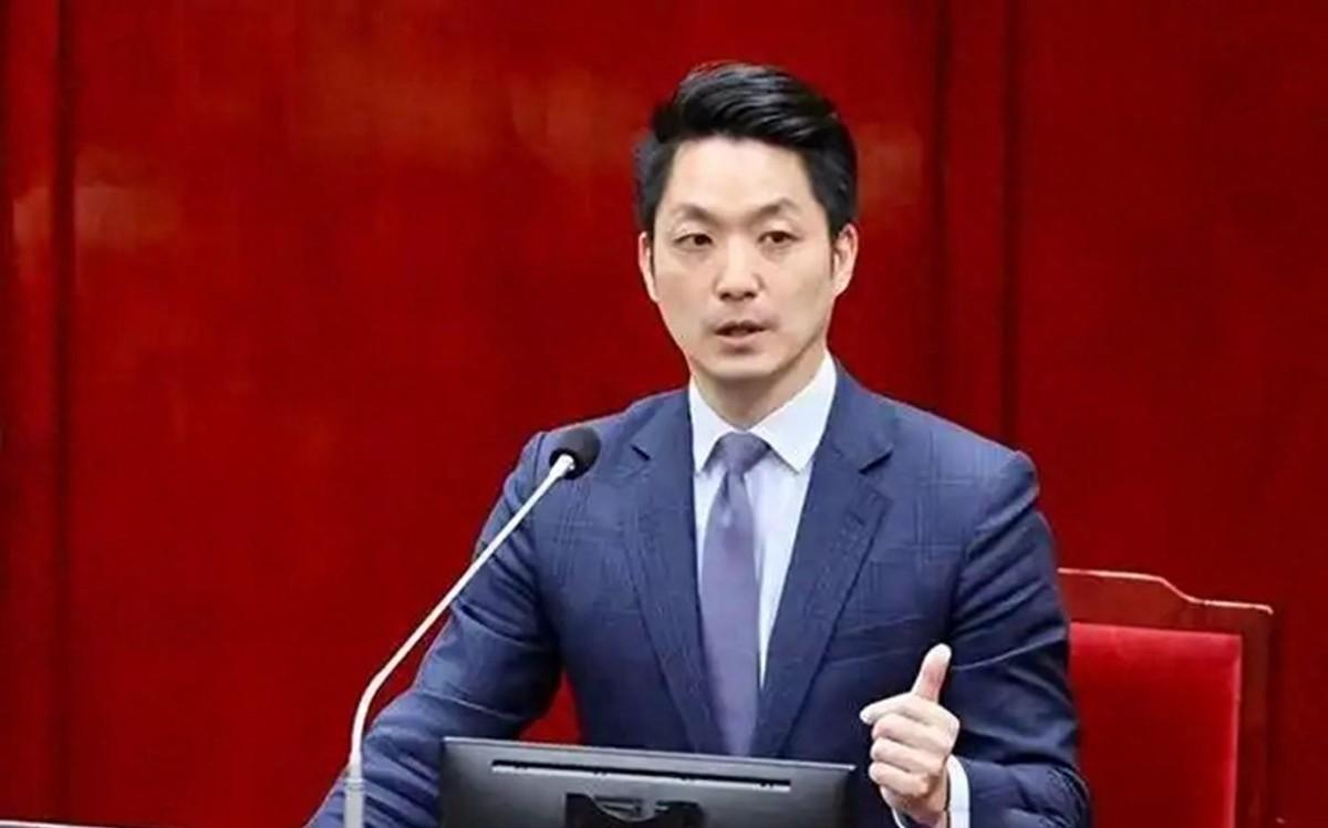 解放军战机的轰鸣声穿透云层，犹如一记记警钟回荡在台北的上空。

就在这个剑拔弩张