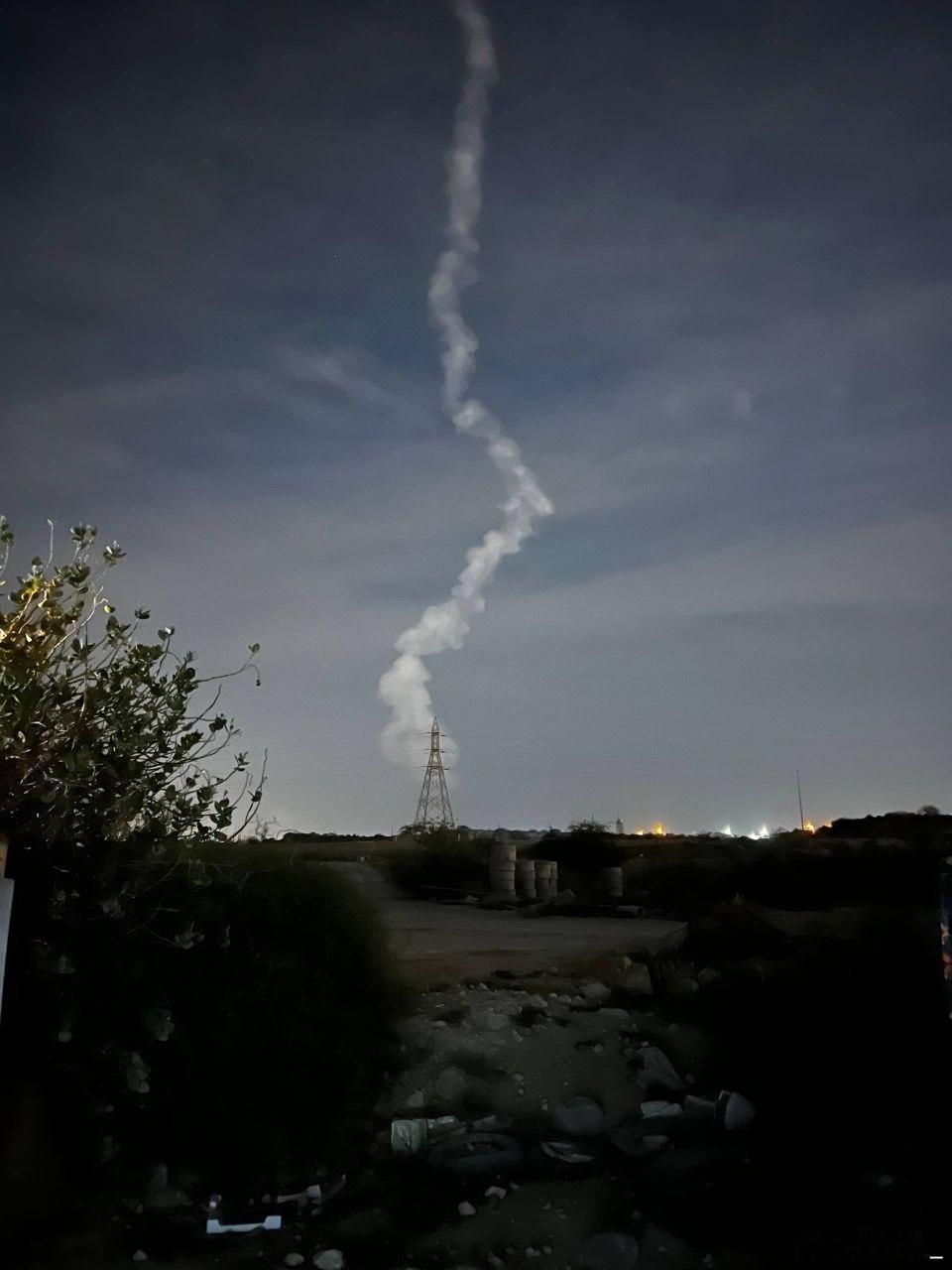 伊朗的报道称，伊朗从格什姆岛向霍尔木兹海峡发射了一枚反舰巡航导弹，随后发射阵地被