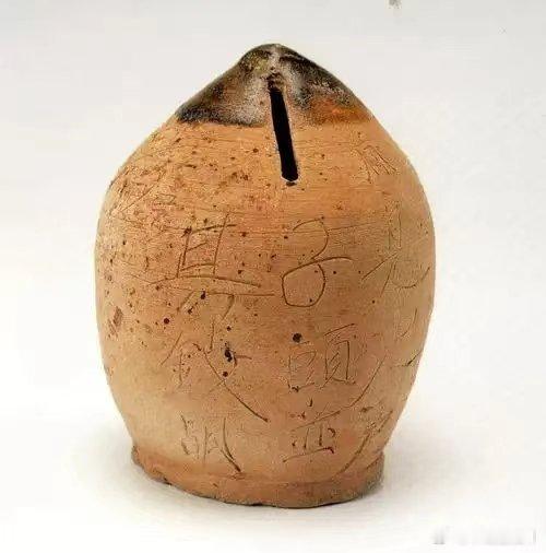 扑满——唐朝储蓄罐唐朝扑满是唐代流行的储钱器具，类似于现代储蓄罐，得名于"满则扑