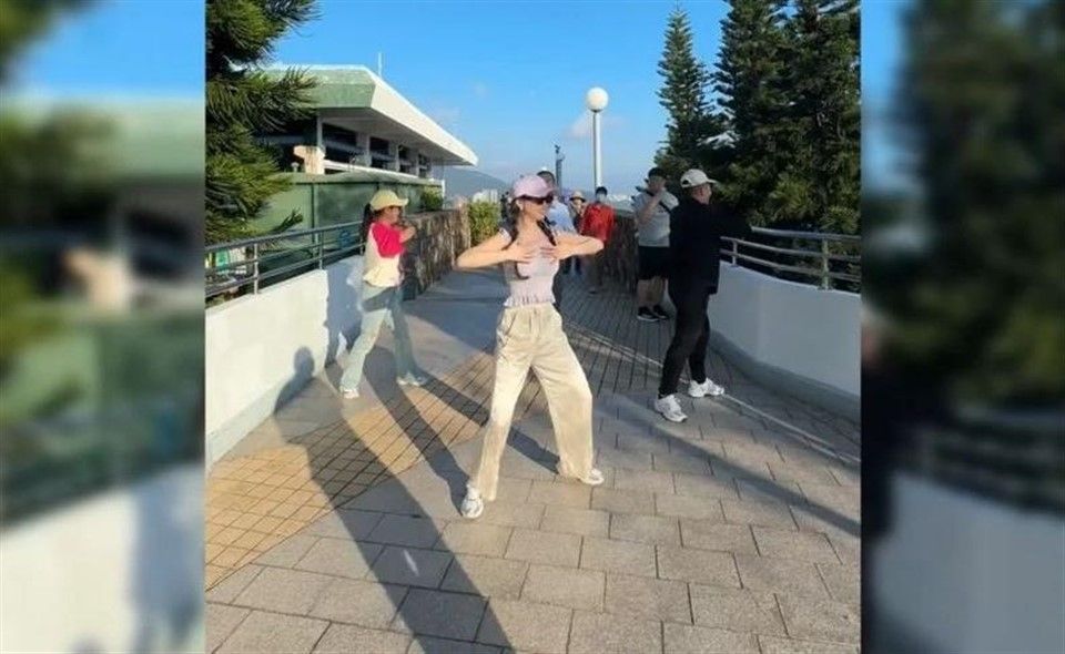 张雅琪真是越扒越塌！带父母在游乐园路上跳操，为了拍VLOG在香港