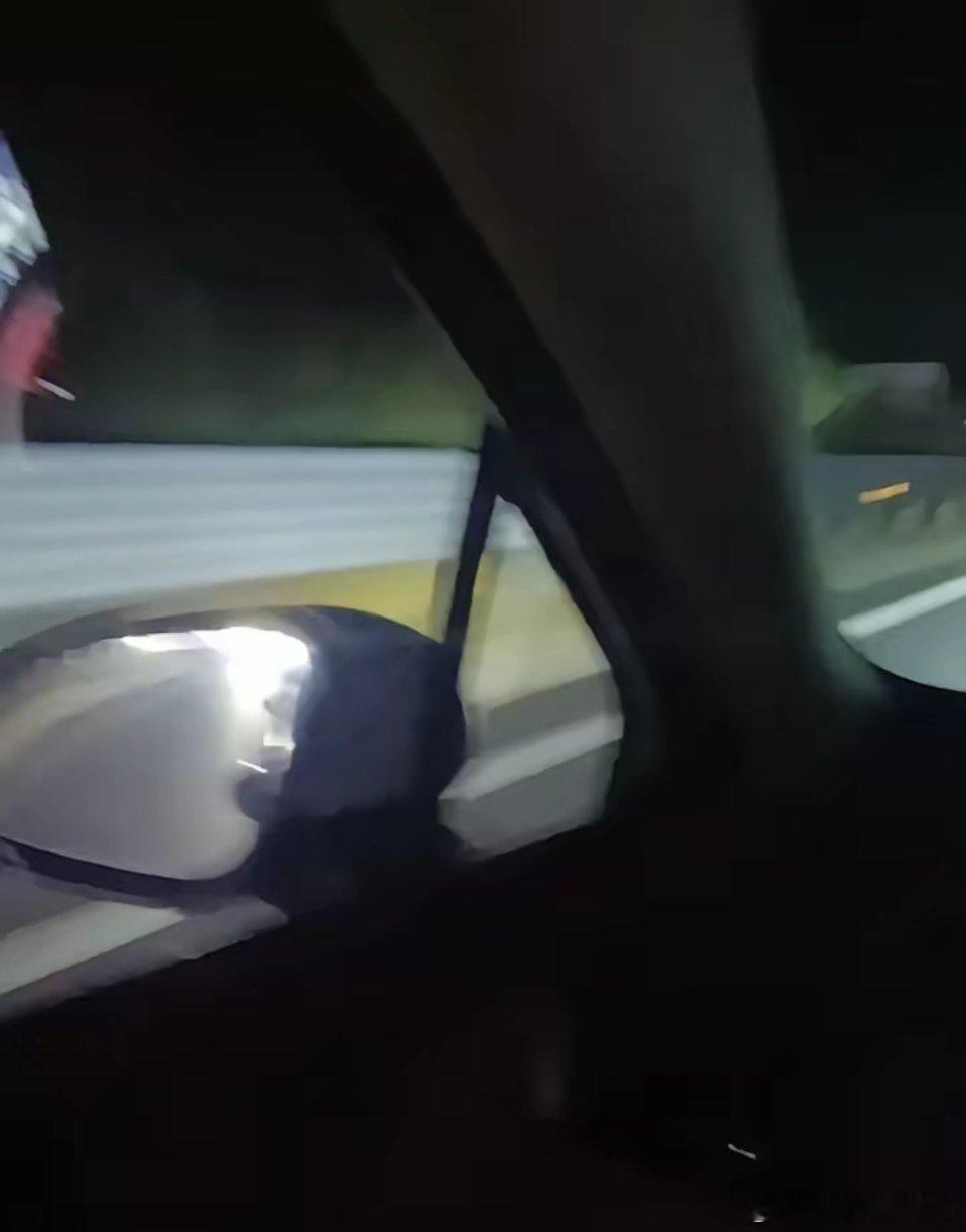 我挺纳闷的，为啥一上高速开车，不管我走哪条车道，总有人在后面一个劲儿闪灯。是我开