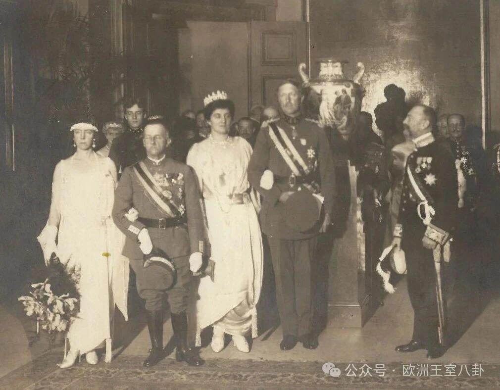 1922年，当时意大利国王维克托·伊曼纽尔三世和伊莲娜王后访问比利时，由阿尔贝一