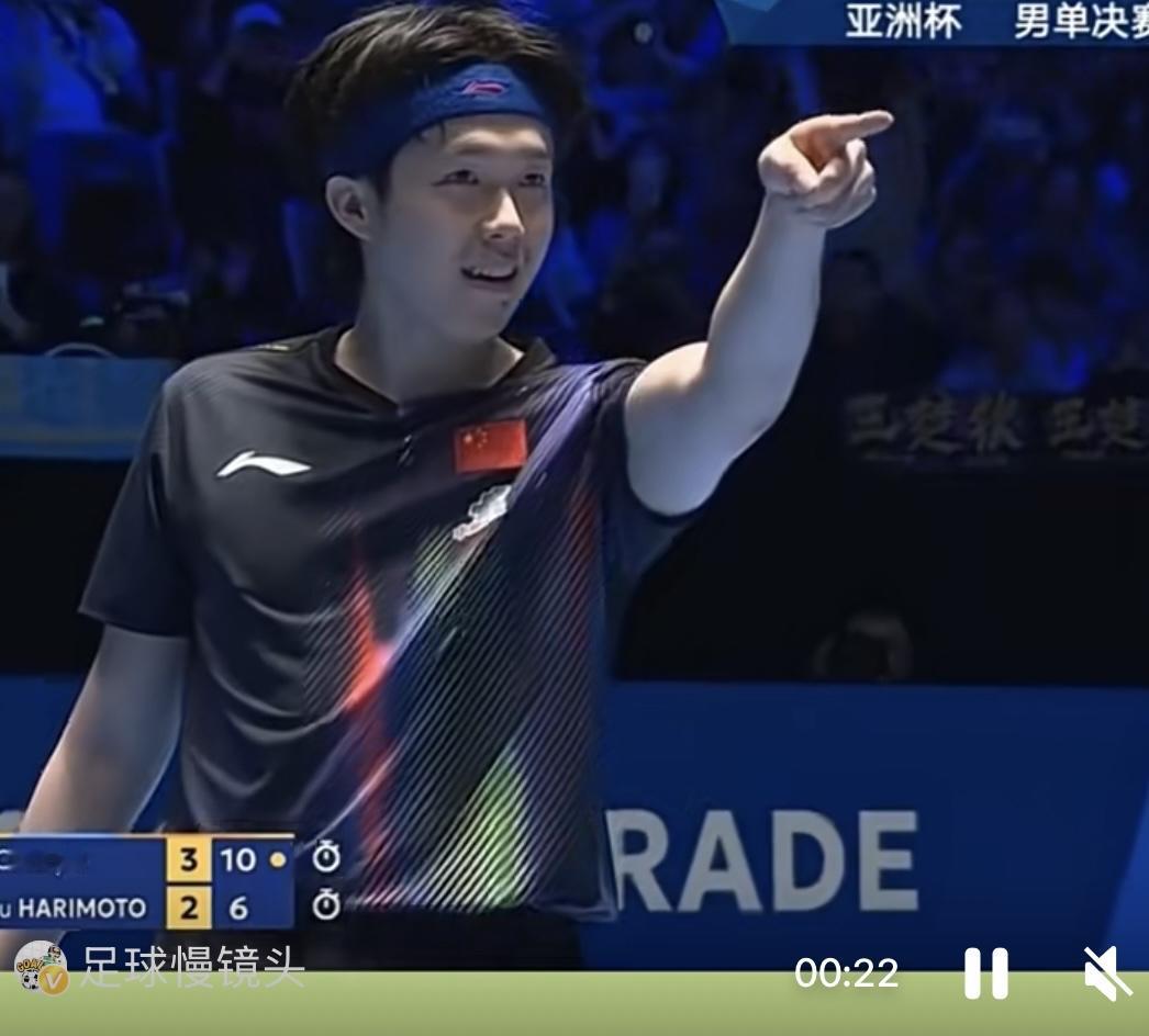 2月8日晚，王楚钦斩获乒乓球亚洲杯男单冠军。赛后，他双手向后，指向队服背后的“C