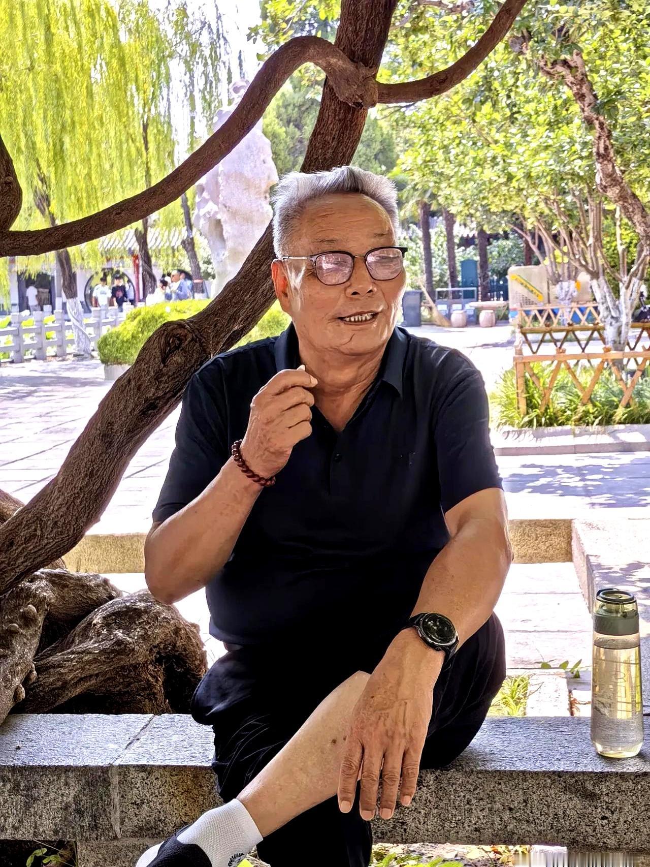 前两天听到一件事，心里挺不是滋味。
一个连襟，比身边人小一岁，平日里烟酒全戒，6