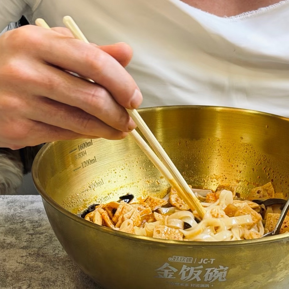 像男朋友在报备，今天吃了什么喝了什么干了什么，还要给我们学小猪叫逗我们笑，水杯上