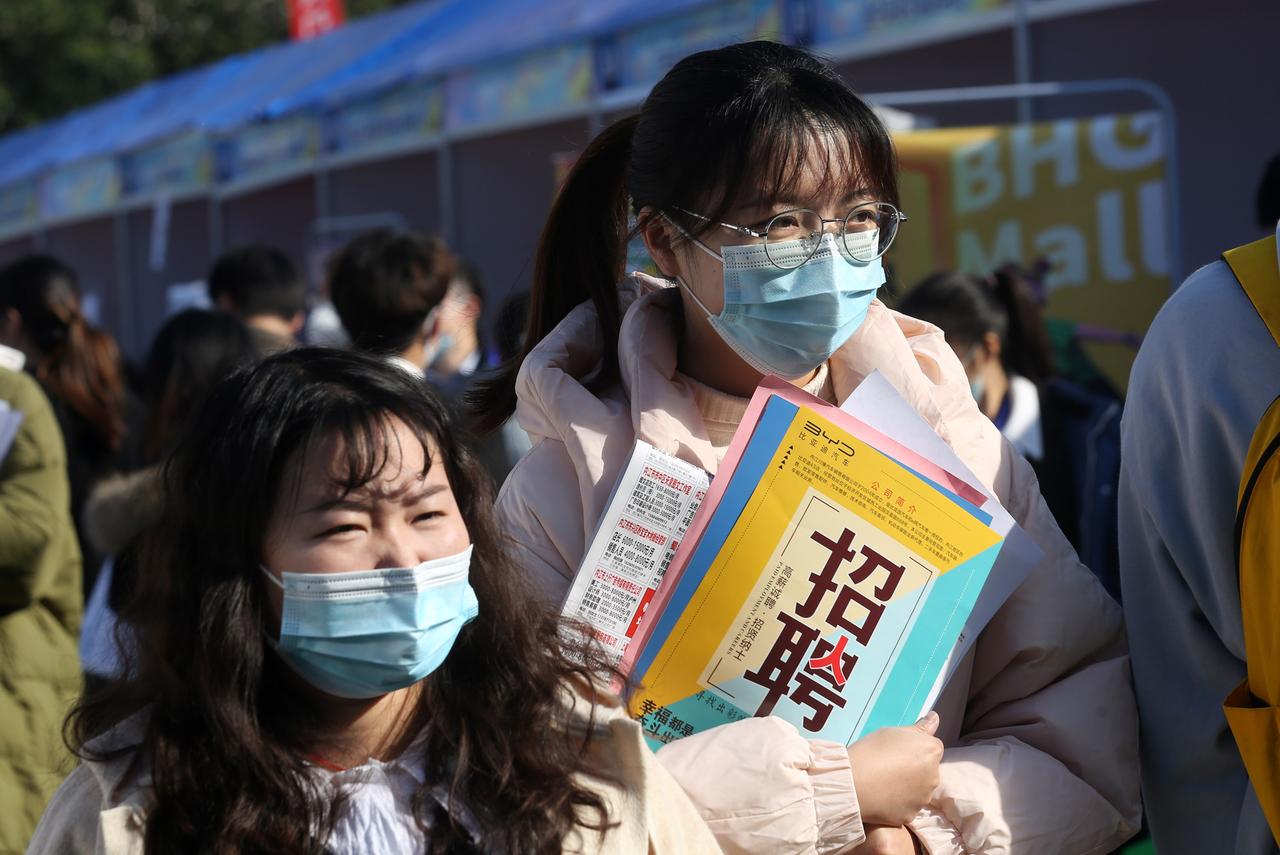 工业革命那可真是带来了海量新工作机会。就拿第一次工业革命来说，蒸汽机的发明让纺织