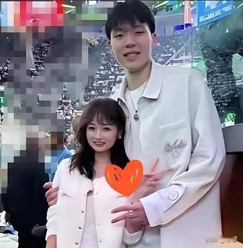 全网男生纷纷羡慕杨瀚森！天价合同不算什么，身边陪着一个愿意付出的姑娘才难得
 