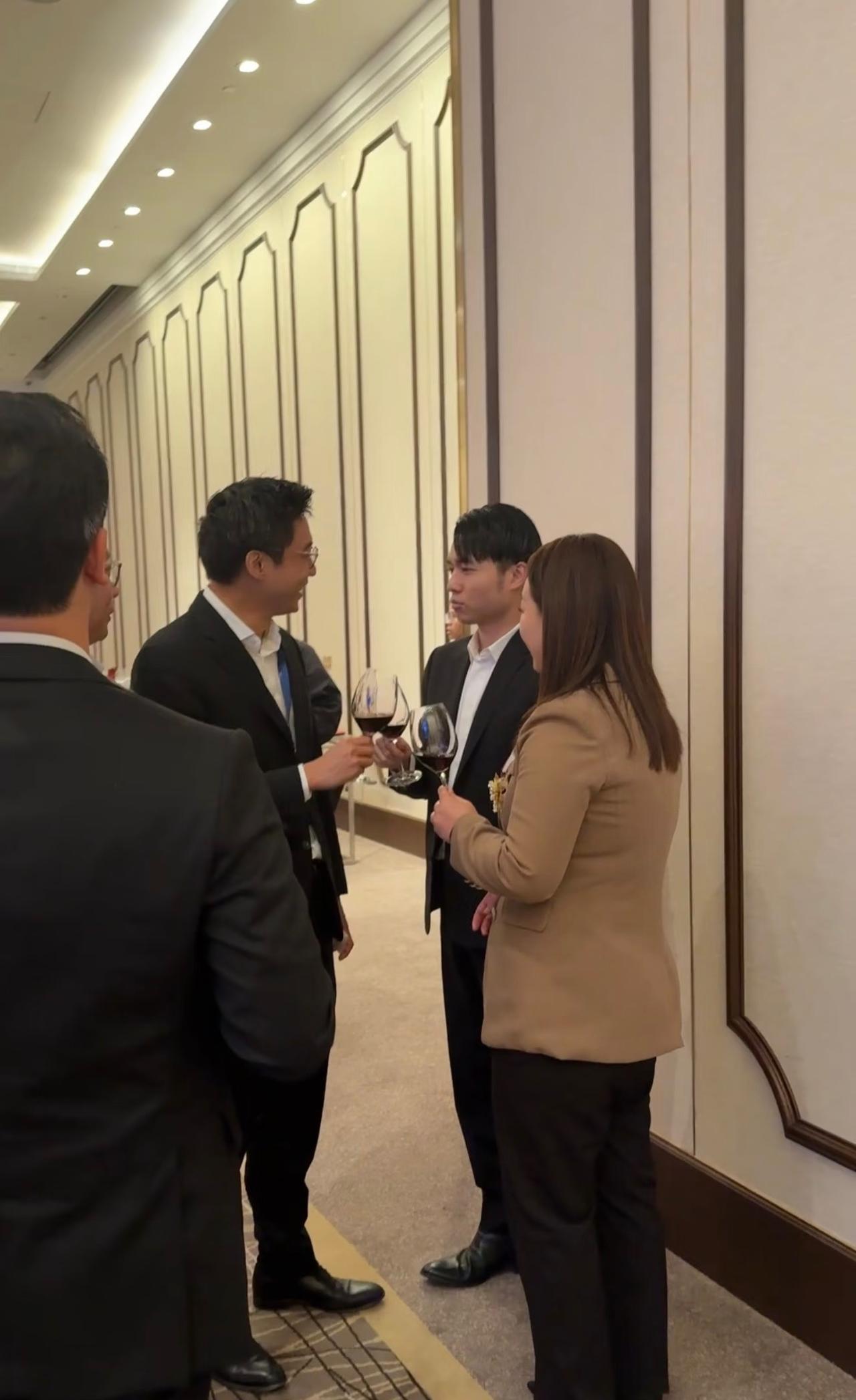 两大豪门阔少在澳门亲切会面，一位是赌王之子何猷亨，还有一位是霍家少爷霍启山。
