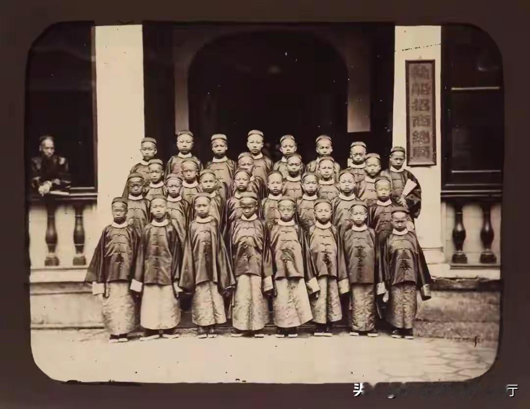 以下分别为洋务运动和改革开放第一批赴美留学的莘莘学子，他们都分别怀着“师夷长技以