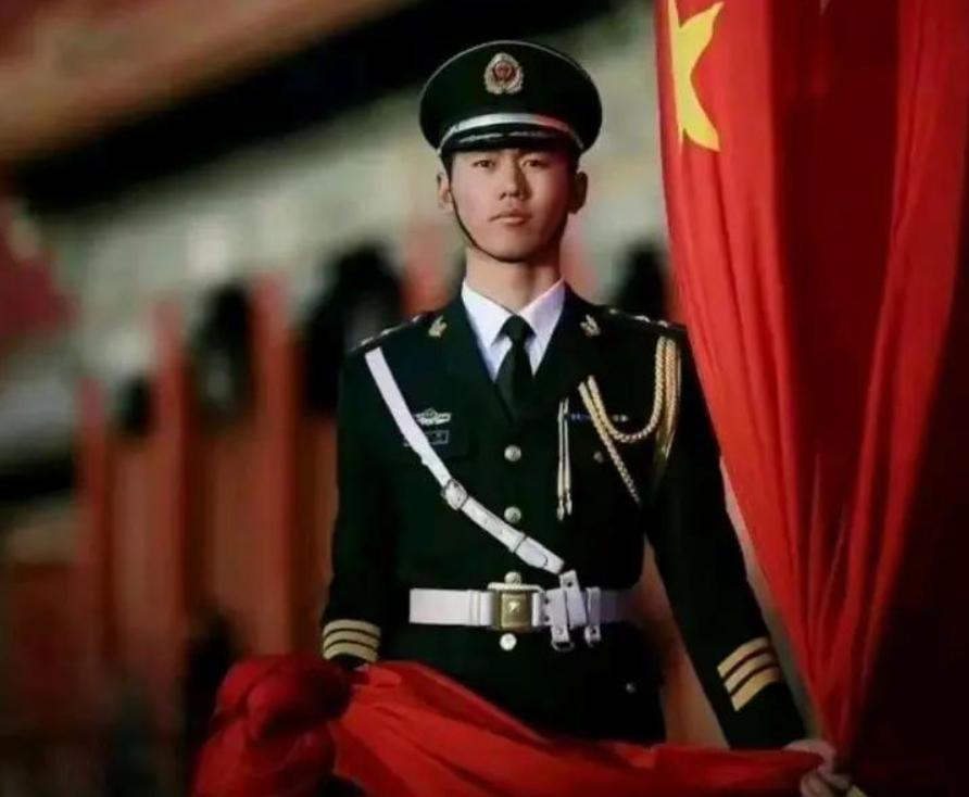 2024年初，全网没人能想通，顶着“天安门最帅升旗手”光环退伍的张自轩，硬是扔掉