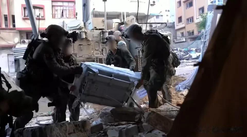 以军仁慈啊。进入希法医院送进去60个保温箱。就是不知道这些保温箱没有电用什么加热