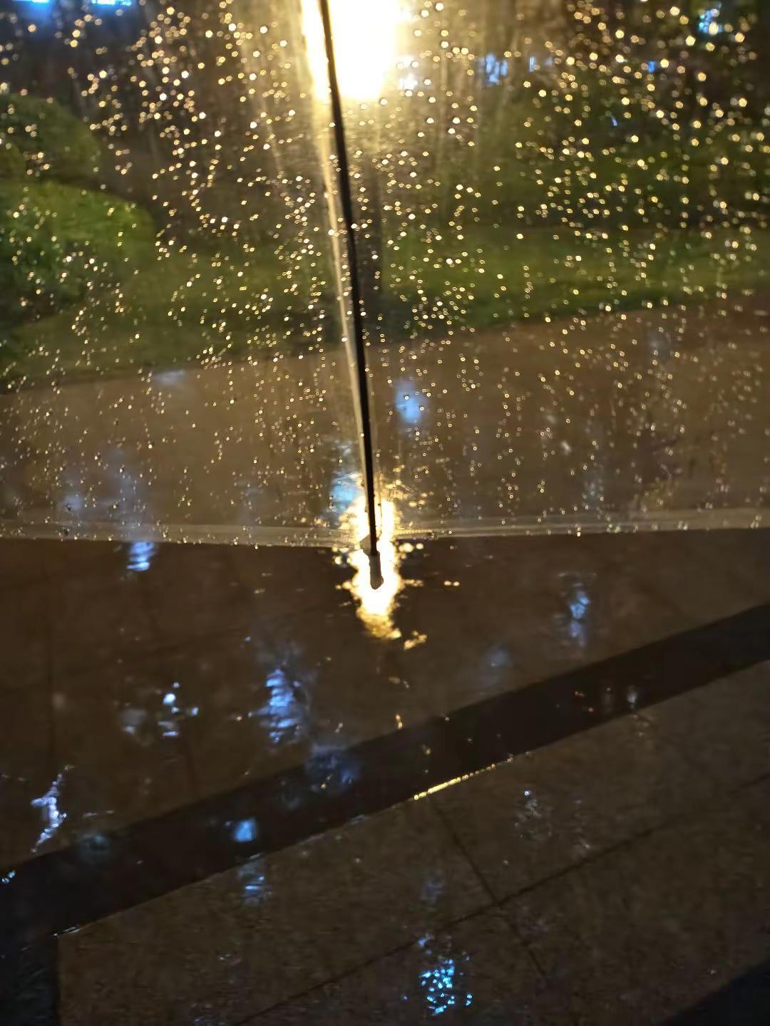 天气预报说有雨有雨 我的心犹豫犹豫玩法合伙人 陷入雨天的氛围里 雨夜随拍