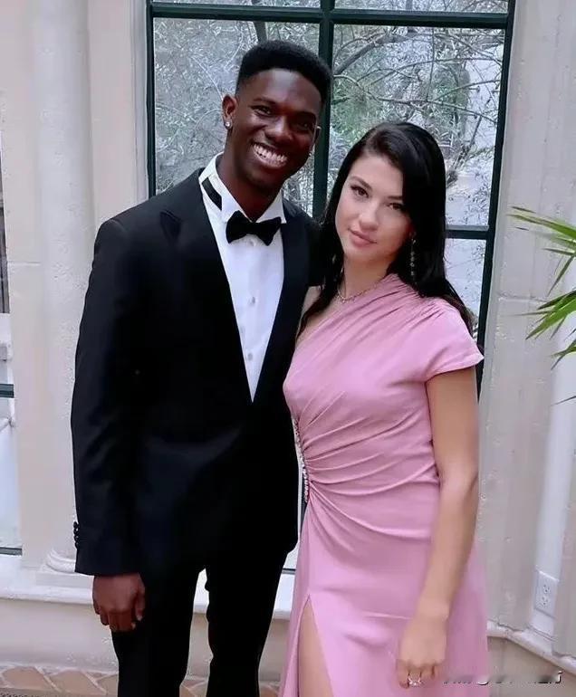 世界首富比尔盖茨的两个女儿都嫁去了非洲。