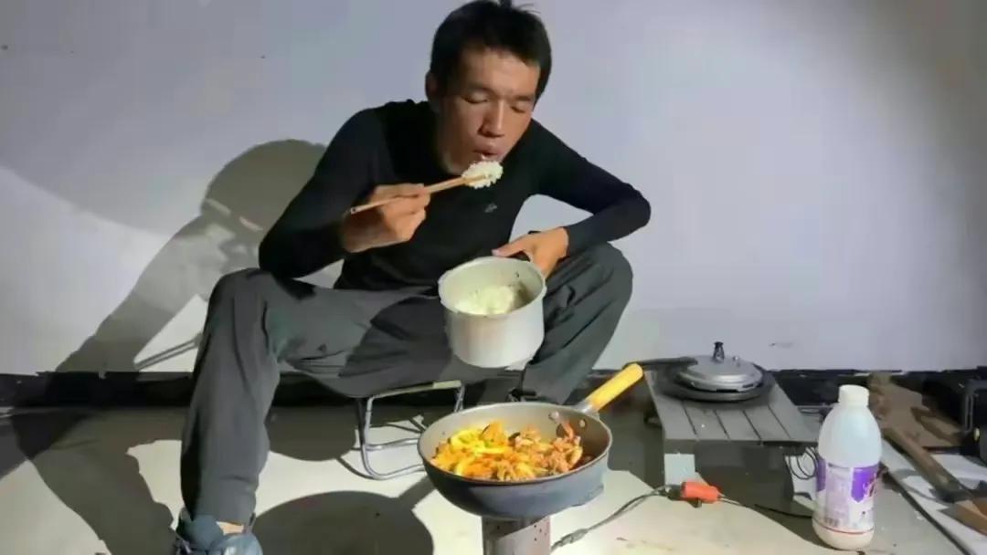 最近听说好像有个叫徐云的人设要崩？我是基本不看骑行这类视频的，没什么看点，他们选