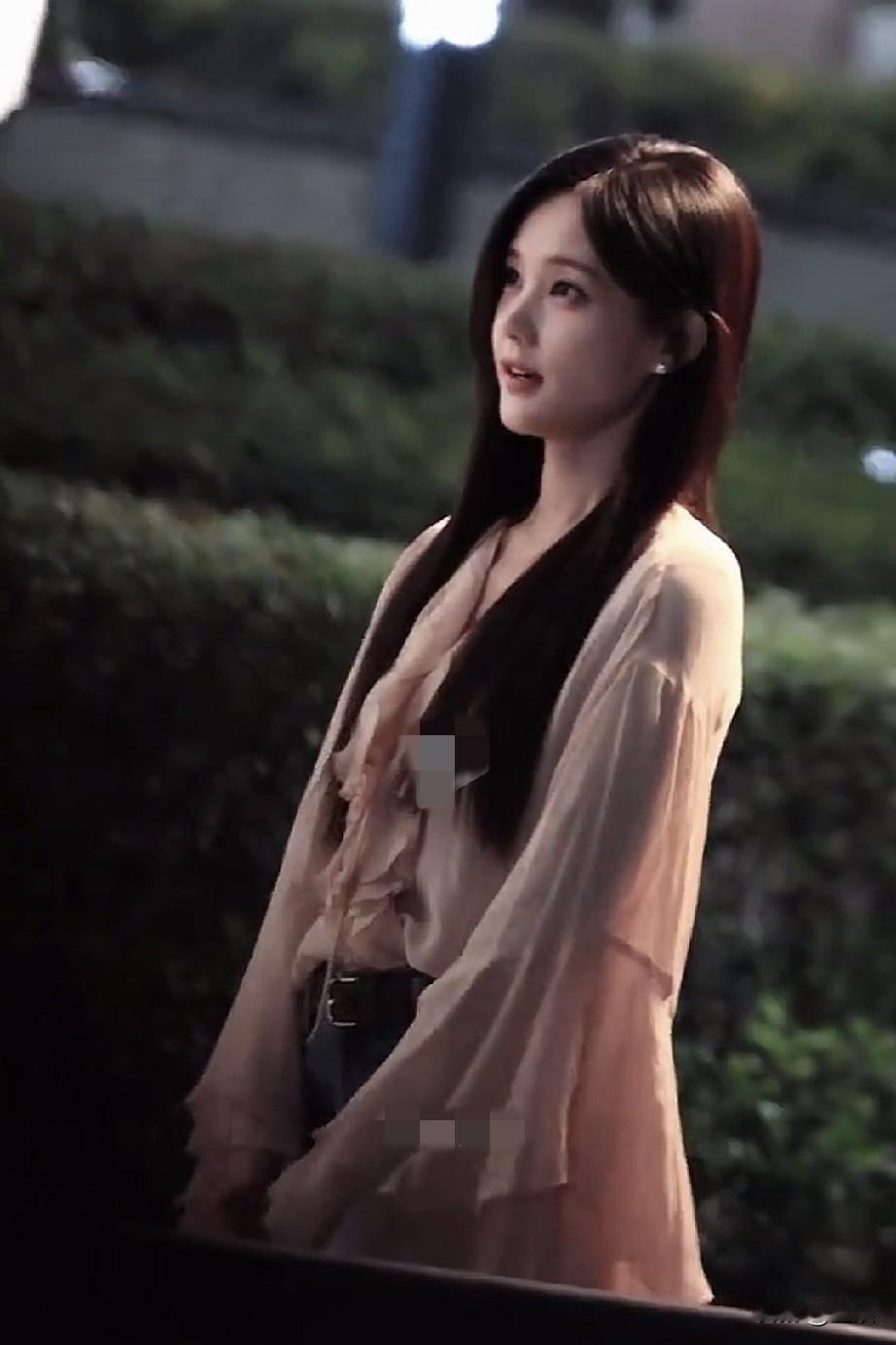 李一桐浅杏色裙
