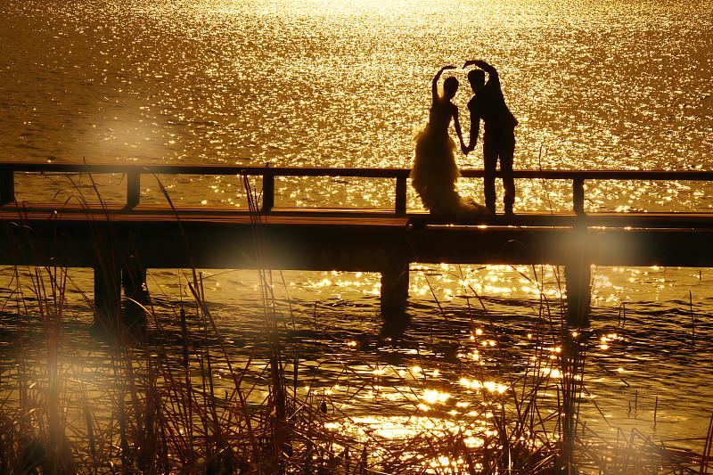 有老公的一定要留心！所有背叛，全是从闲聊开始的！
 
别觉得平时聊几句没什么，暧