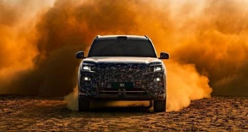 不叫极氪9S（此前网传），而是极氪8X（正式官宣）。
新车为“浩瀚超级电混架构的