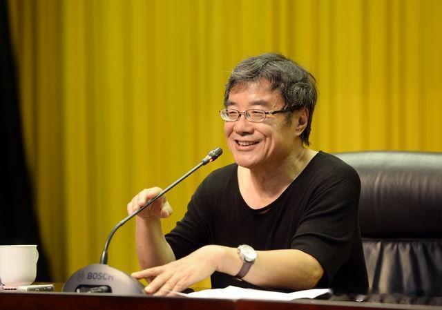 作家周国平给说:
“判断什么事情该做，有两个标准。第一，做的时候喜欢、快乐，做了