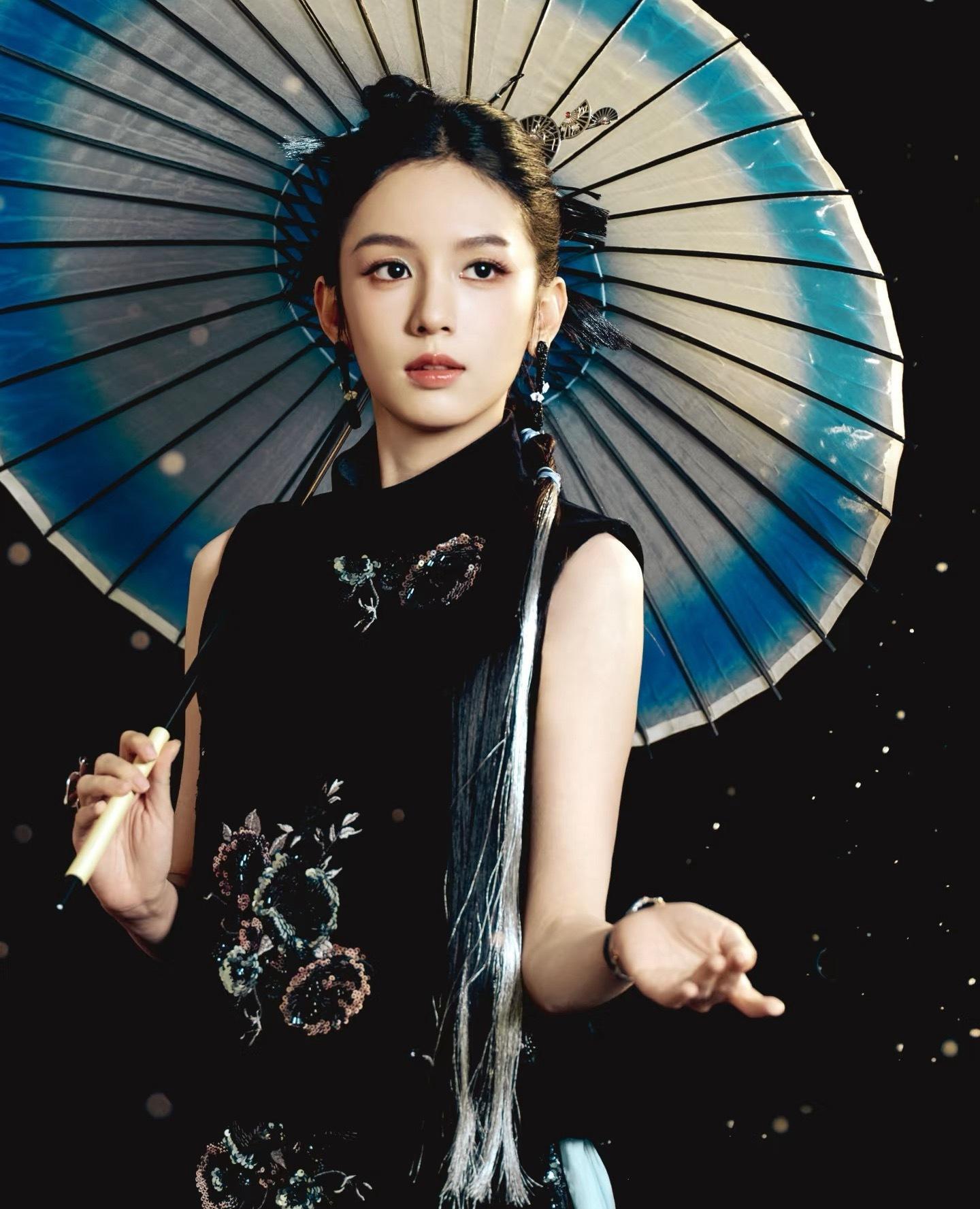 周也旗袍发簪造型周也打油纸伞 好美啊完全适配的造型 