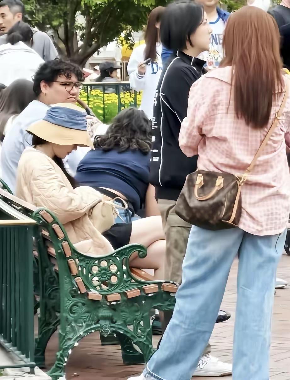 5月13日，有位网友在洛杉矶迪士尼偶遇刘亦菲，她坐在露天长椅上的画面。

刘亦菲