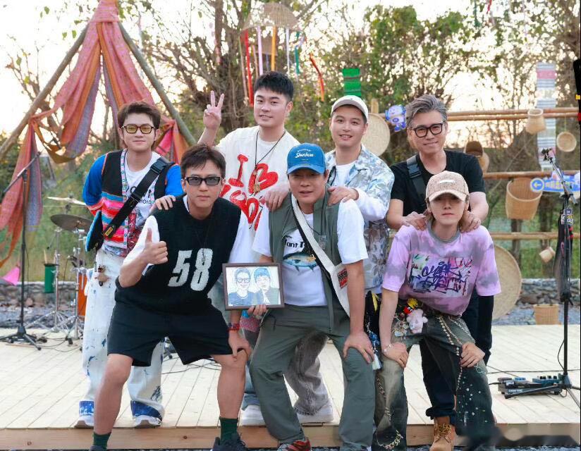 五哈一直在做有意义的事。这一季奔赴边疆助力乡村足球少年圆梦，搭建专属夏令营开展专