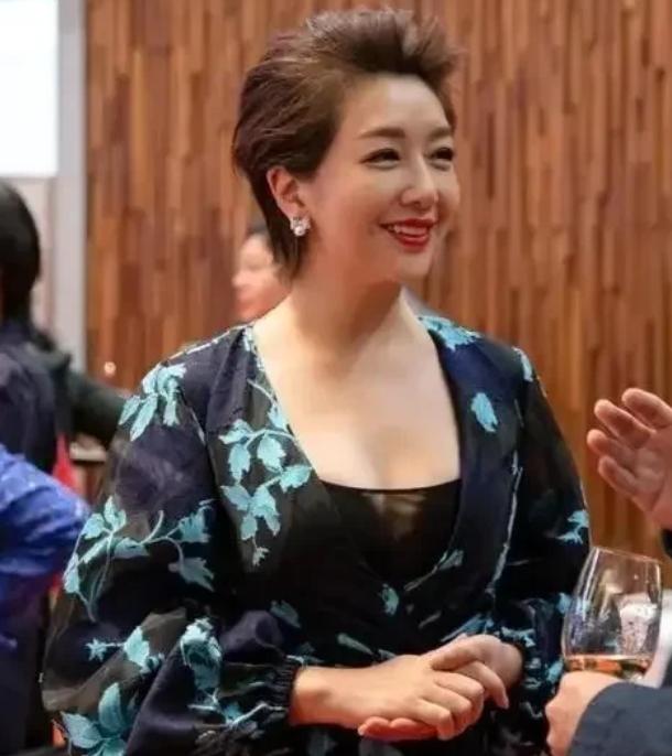 当年，30岁的靳东爱上了39岁的江珊，江珊婉拒说：“小东啊，姐比你大那么多，还结
