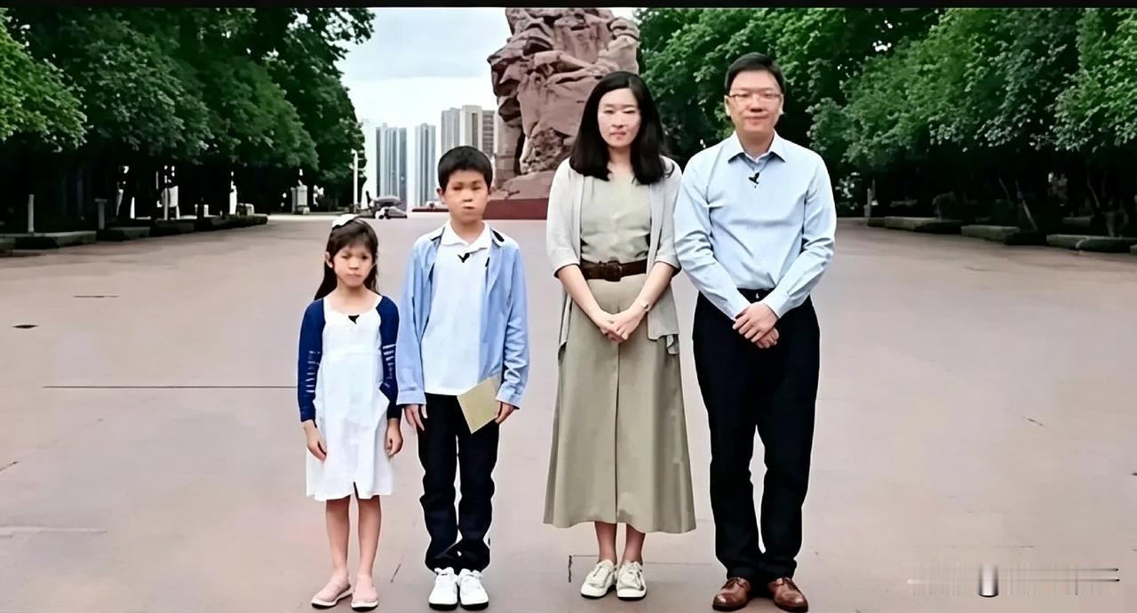 2018年，江姐的孙子彭壮壮，领着爱人仲琦，带上自家两个孩子彭然、彭亦，专程去到