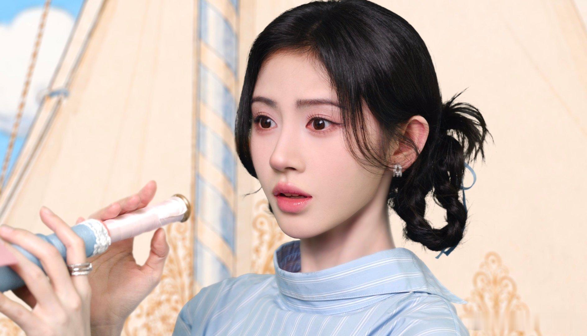 鞠婧祎的美不止一面 她可以是头顶双丸子的灵动女孩，眼睛里藏着未拆封的糖果；也可以
