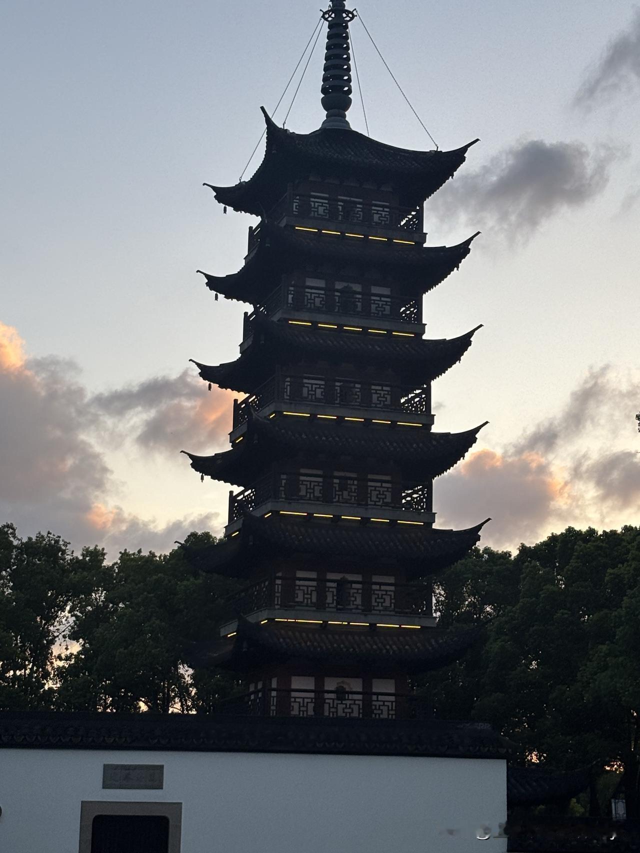 之前刷到过不少争论上海排外的帖子，看多了反而觉得这个说法本身就是个伪命题。
我认