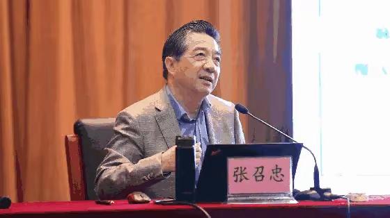 张召忠说，我一辈子不炒股，我老伴炒股，她炒股的目的，就是把我挣的钱再还给国家，到