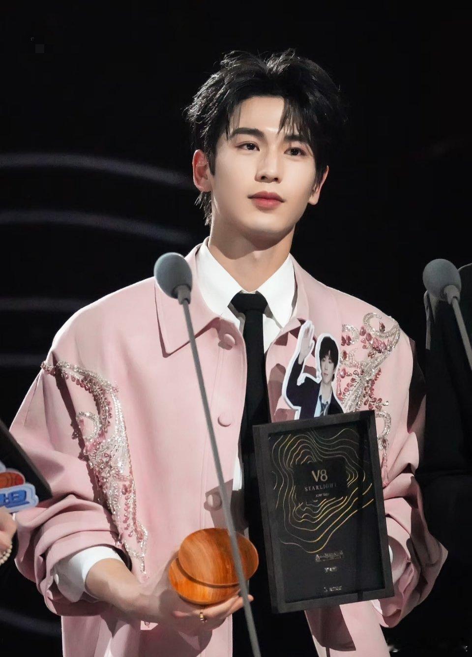 张凌赫[超话]  谁叫你这么拍的？！三百六十度无死角的帅啊，粉色都能轻松驾驭张凌