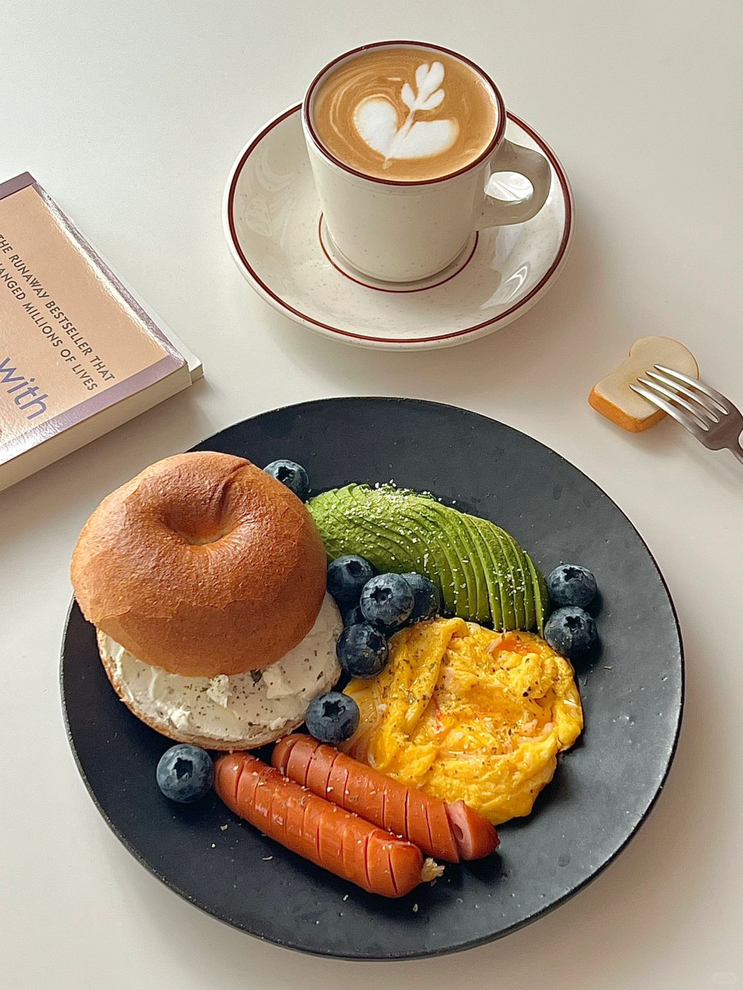 brunch｜蒜香奶酪贝果🥯蟹柳滑蛋🍳烤肠拼盘