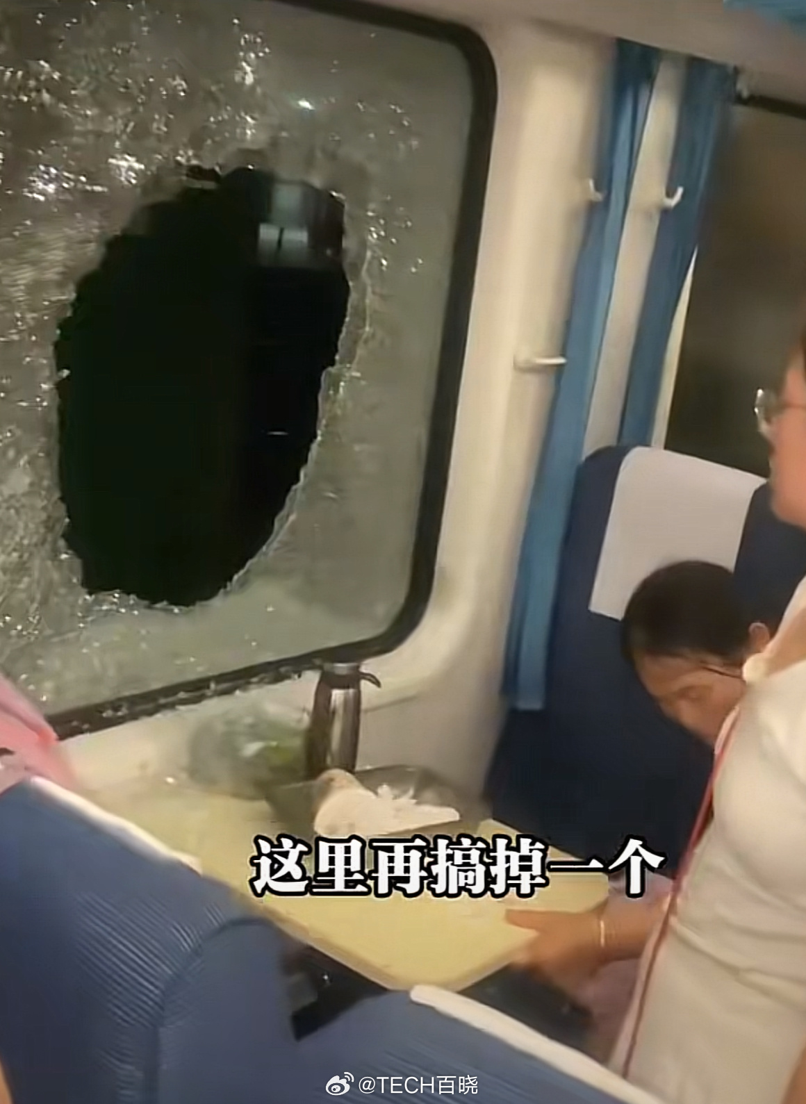 K1373砸窗男子被批评教育就是在添乱，他杂碎那一个窗户整车人就都凉快了？[挖鼻