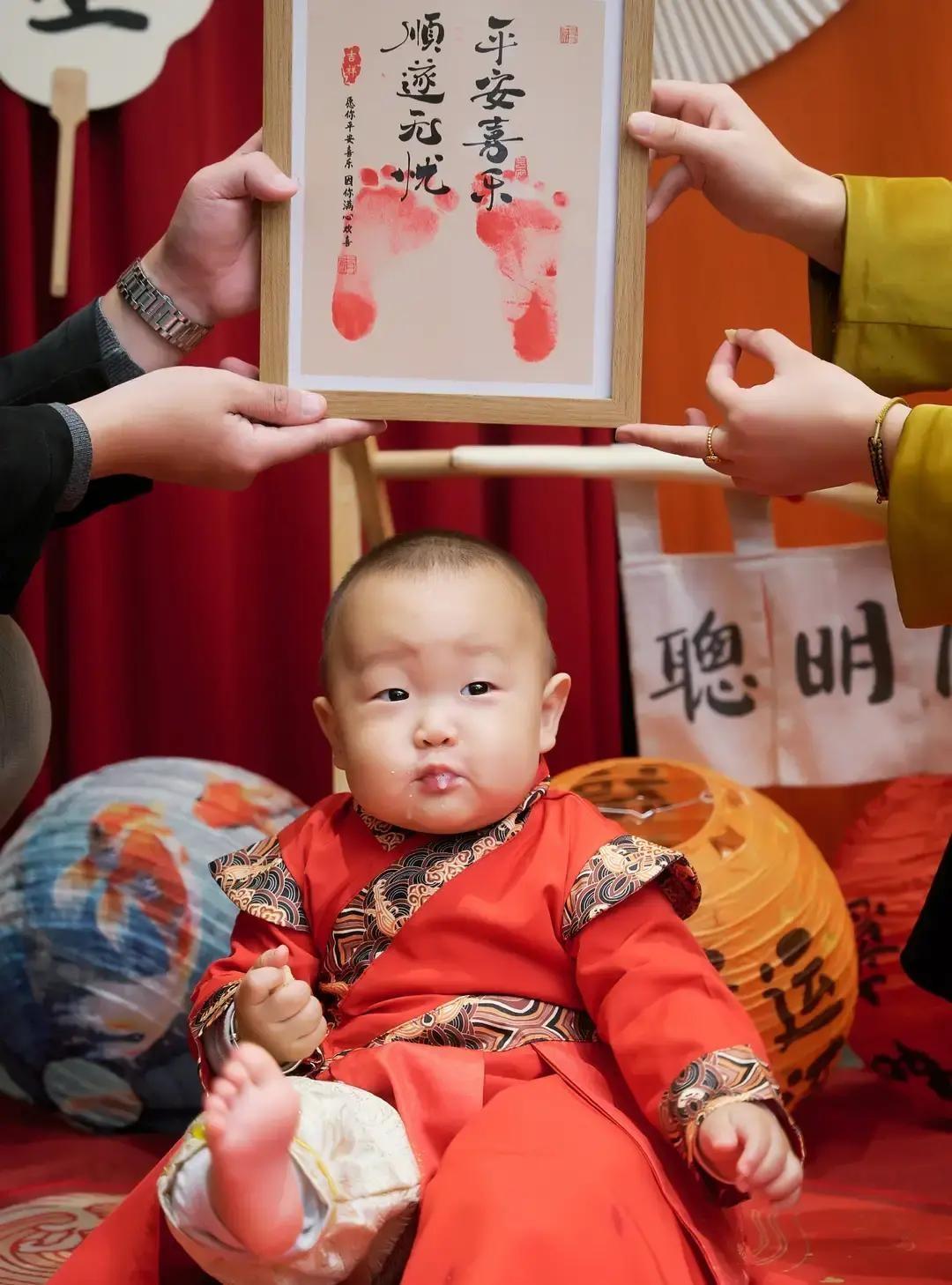 奶奶拍视频说去年春节给儿子儿媳各一千，孙子独拿三千，今年周岁又和老伴各塞两千，评