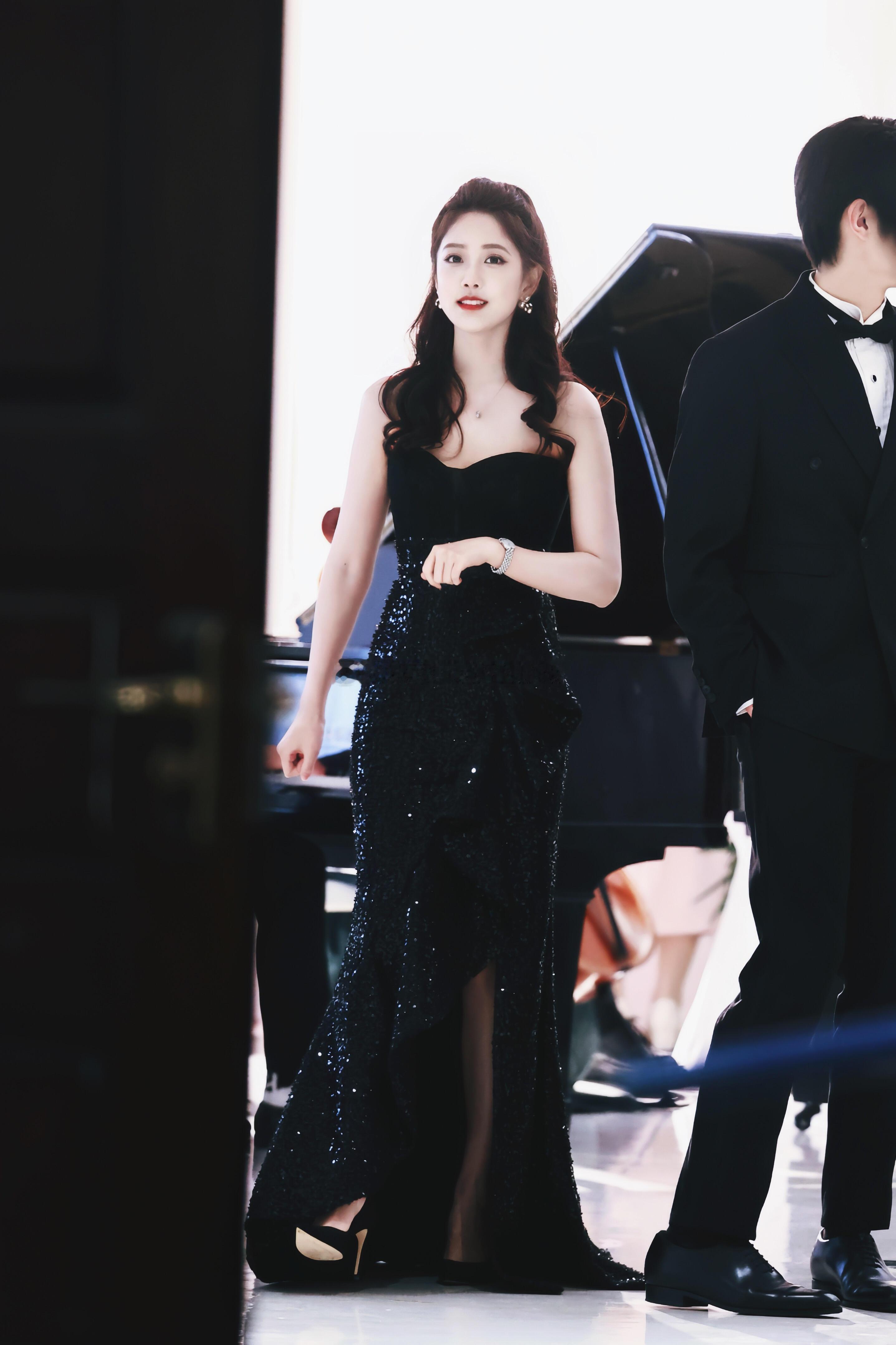 这个李艺彤黑化后如此美味..🥹大光明细高跟 谁能受得萌神变御姐李艺彤这是机场不