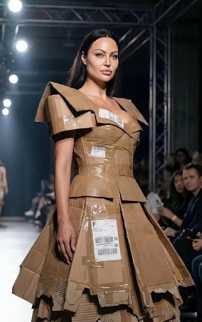巴黎世家设计的这款纸壳衣服，据说现在卖的特别火，价格也贵的离谱，抛开美丑不谈，仅
