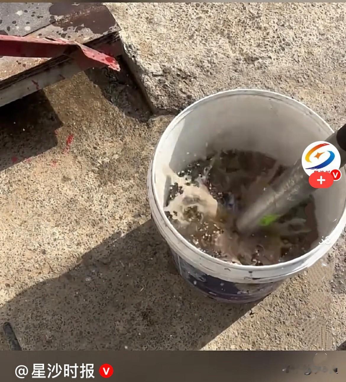 近日在广东一处工地，工人师傅们洗衣服亮出了新奇操作……
    把脏工装放进水盆