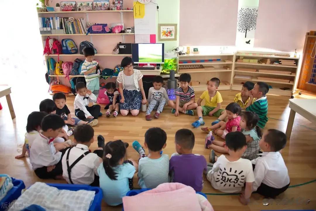 社会上有一种说法就是鼓励男性去学幼师，当幼儿园老师
有一段时间这种说法还挺热门呢