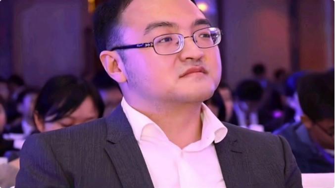 “北大天才”许晨阳，弃美回国，任教6年后，再次返回美国。面对外界的质疑，他依旧我