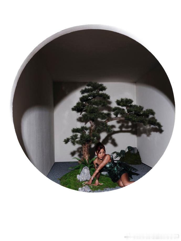 #吉克隽逸拍照好city##吉克隽逸拍个照飞檐走壁的# 哇塞，吉克隽逸拍照的ci