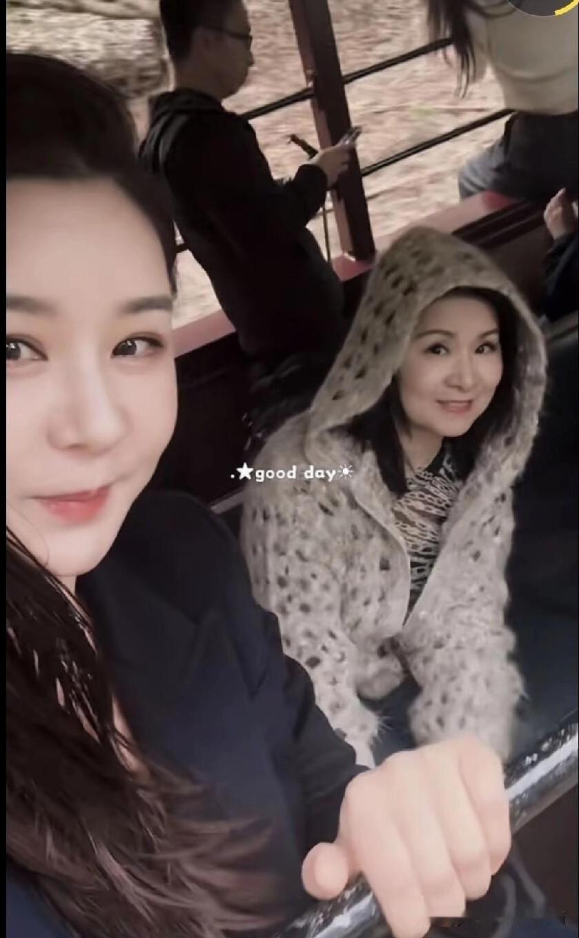 李小萌跟她的妈妈长得比较像，母女都是颜值高的人，李小萌乖巧伶俐，可爱大方，温柔贤