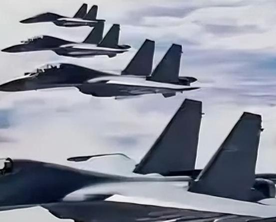 美军10架F-16战机抵近京津冀外海，解放军大批战机紧急升空围堵！这场空中较量背
