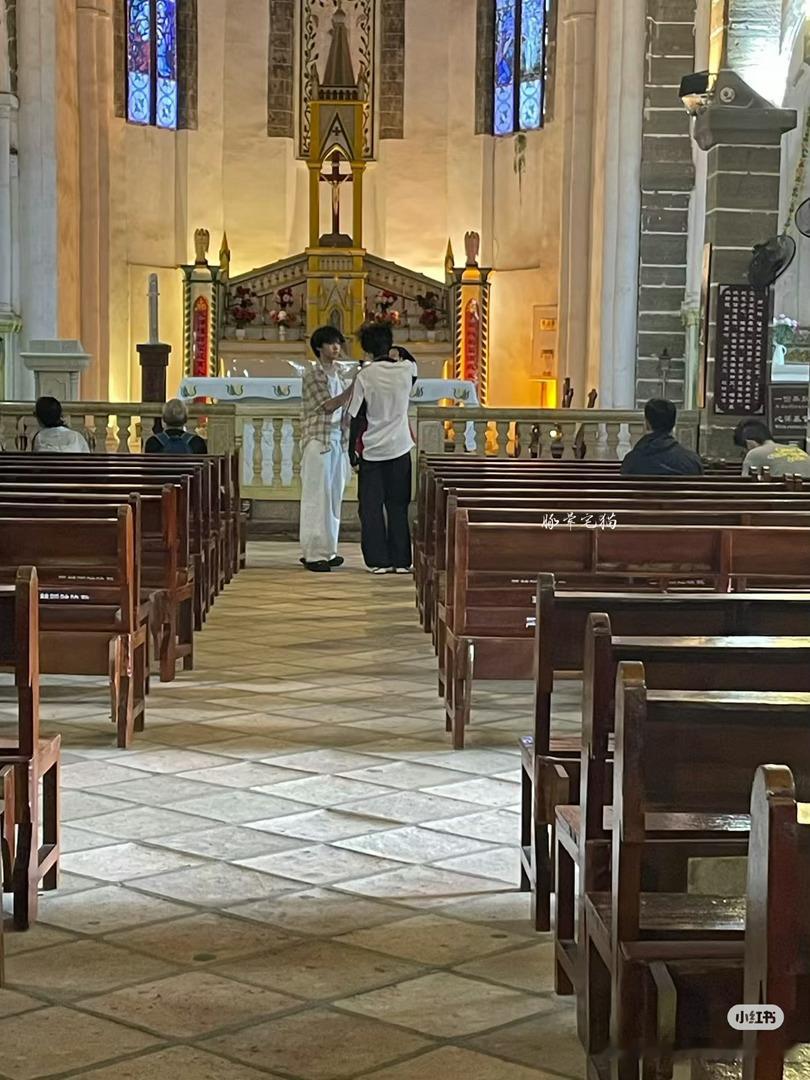 张奕然聂玮辰北海路透 路人偶遇张奕然、聂玮辰去了涠洲岛的教堂玩得开心🥳张奕然聂