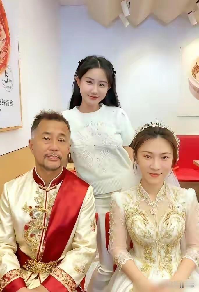 流浪大师喜欢一个人过平静的日子，可自古才子配佳人，流浪大师很开心遇到了两个红颜知