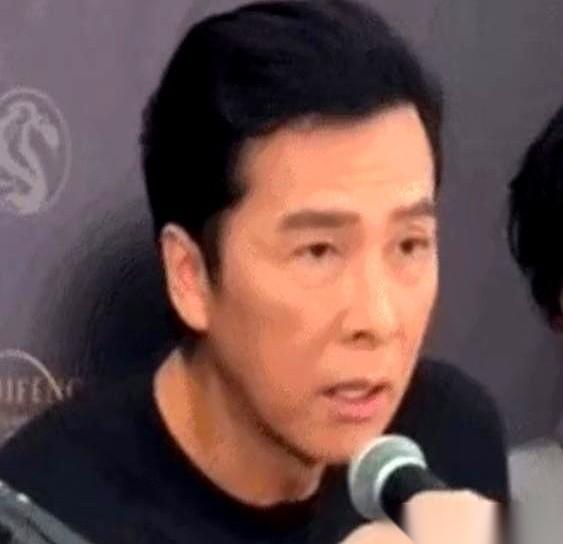 短短几天，甄子丹直接“脱相”了。
镜头里那张脸，黑眼圈重得像烟熏妆，两颊都凹下去