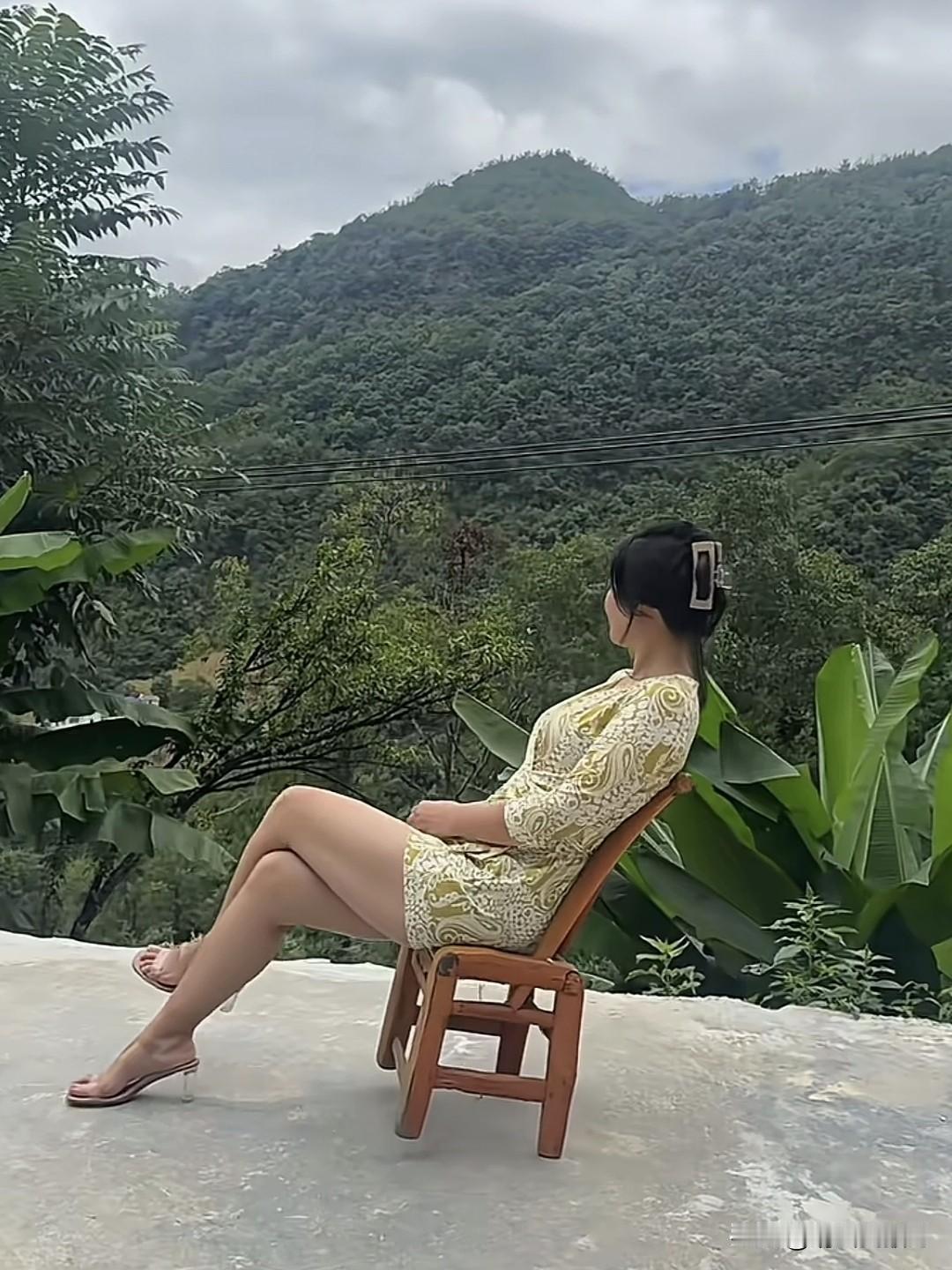 等我老了退休了，我就回到农村老家，承包一个鱼塘，房前屋后种上桃树、李子，再把老妈