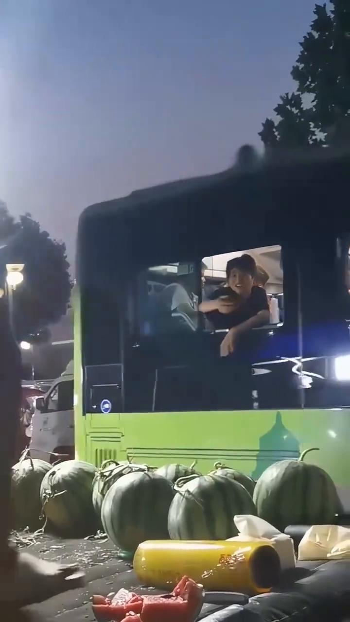近日西安高陵，一名男孩乘公交路过西瓜摊，隔空与西瓜摊店主聊天。男孩上次说想吃西瓜