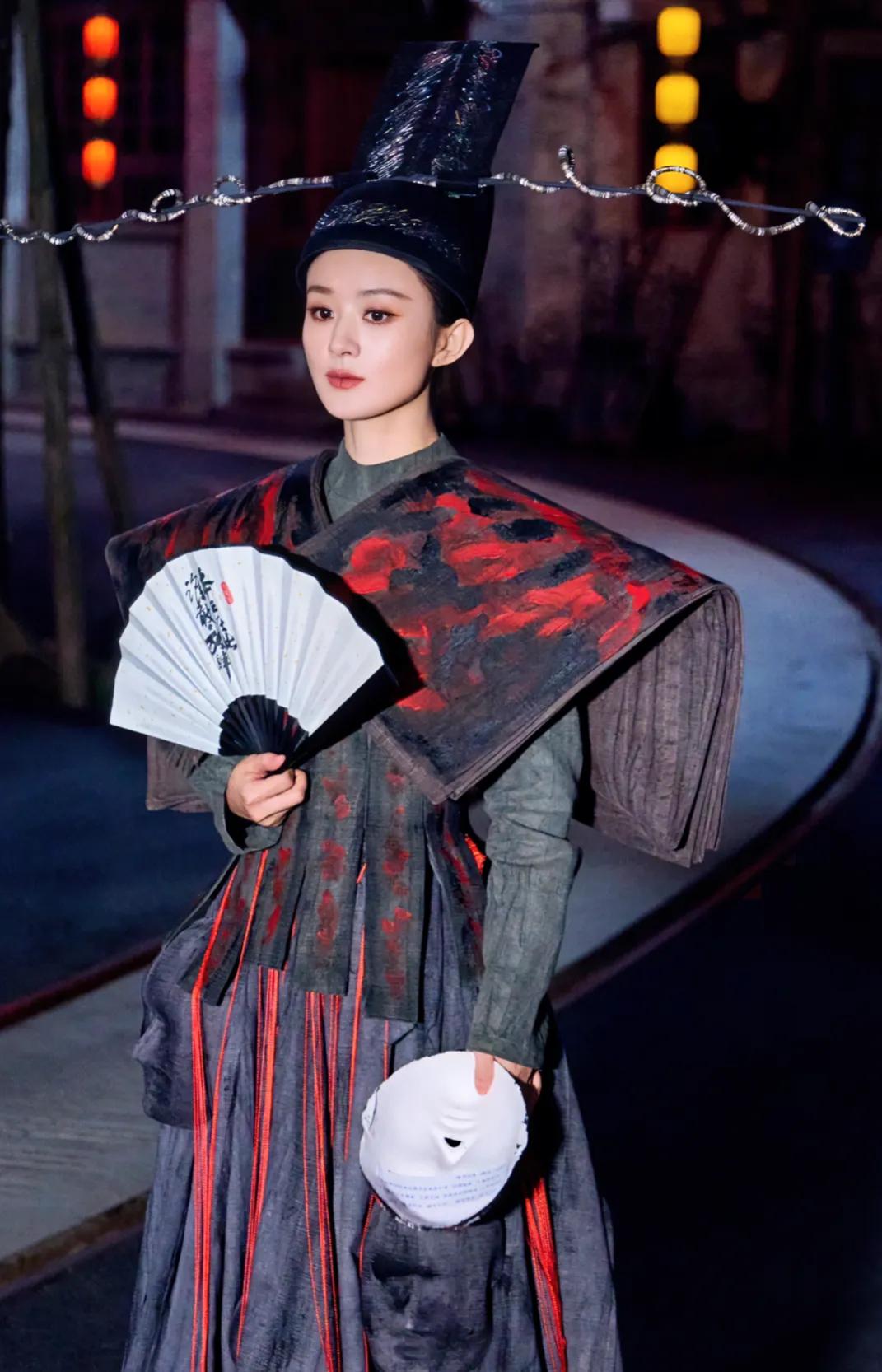 事情变得有意思了，黑衣红轿子，有点恐怖片那感觉了，中式恐怖又很美的颖宝  #娱乐