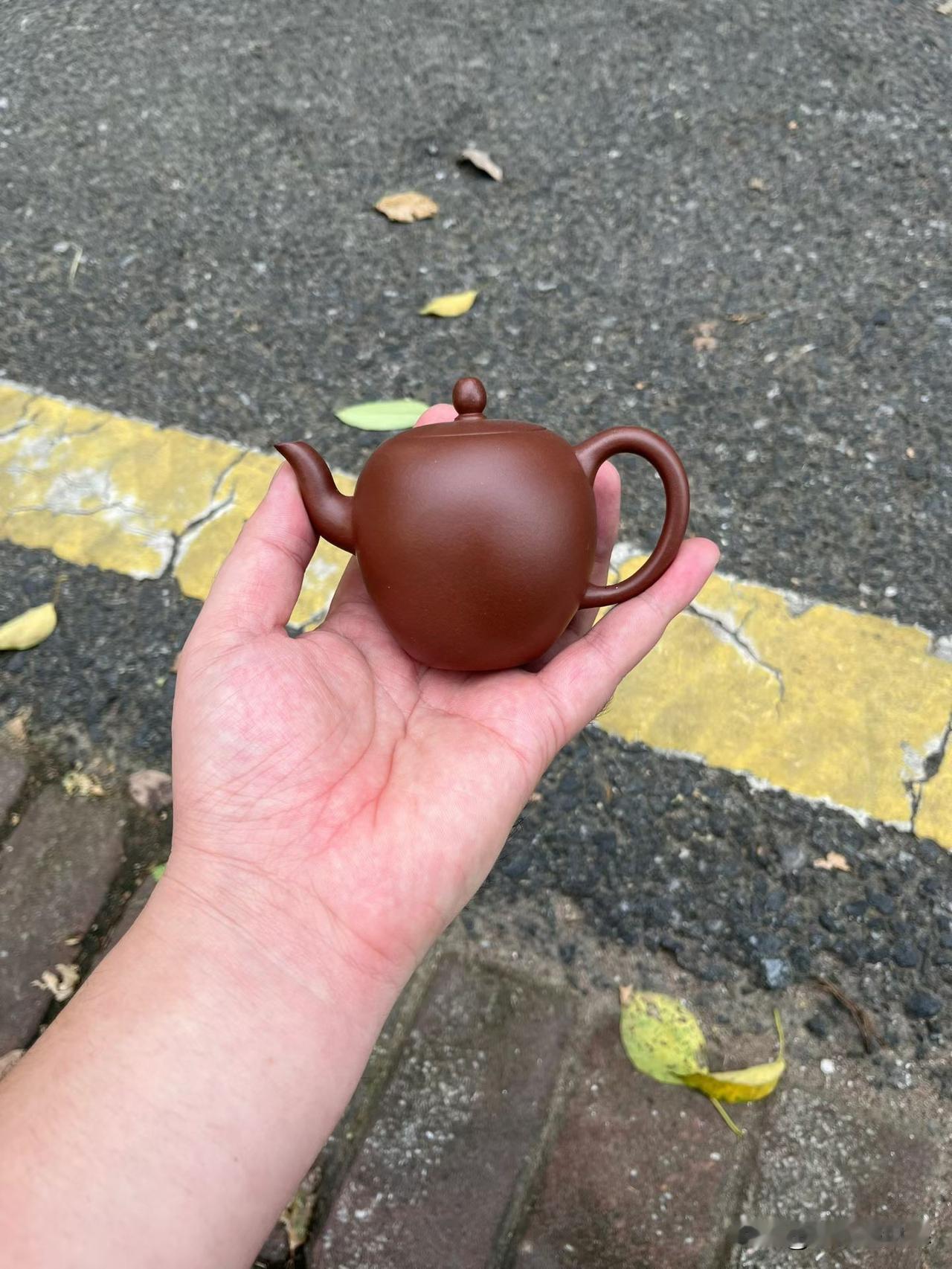 美人肩紫砂壶，为什么耐看？
它的美，不是胖圆，而是肩颈线。
肩部饱满微削，身筒上