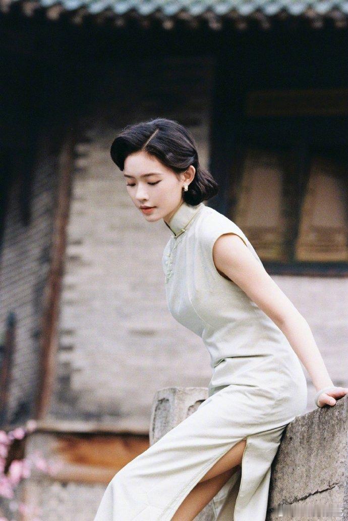 林允民国温婉千金感   林允新中式茉莉青提造型真的是太好看了呀，完全就是我们的民